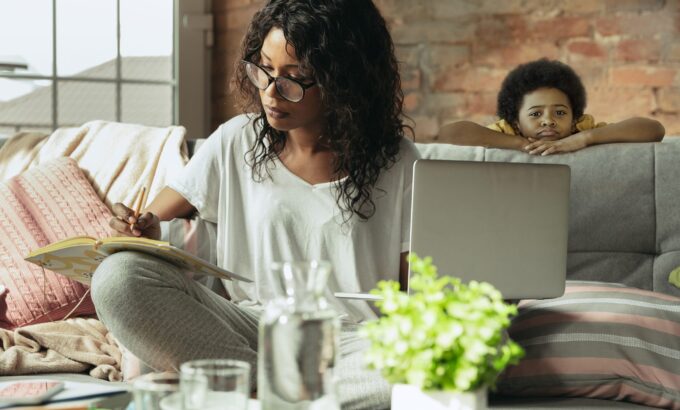 Mothers-working-from-home-2048x1662